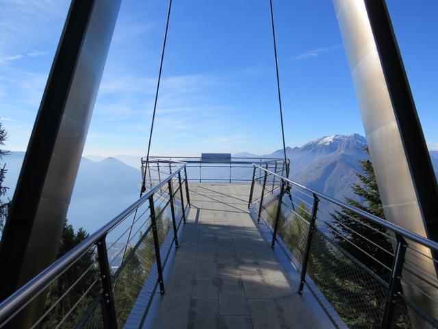 bei der Bergstation angekommen, laufen wir zur nahe gelegenem Aussichtssteg