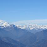 der Blick reicht bis zu den Walliser Eisriesen. Links das Monte Rosa Massiv