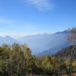 ...mit Blick auf den 1200 m tiefer liegenden Lago Maggiore