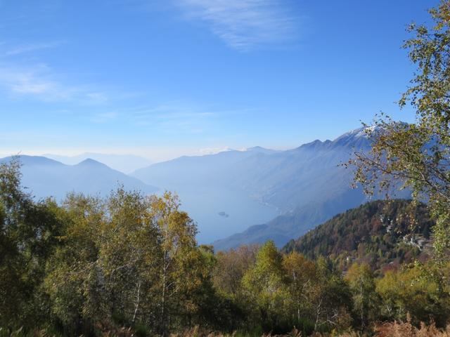 ...mit Blick auf den 1200 m tiefer liegenden Lago Maggiore
