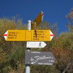 Wegweiser bei der Capanna Cardada 1473 m.ü.M. das wir über einen breiten Weg erreicht haben