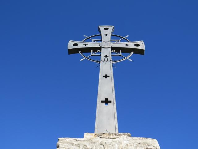 das Kreuz bei Punkt 1496 m.ü.M. markiert auf der Geländerippe einen grossartigen Aussichtspunkt