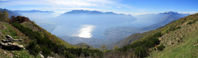 schönes Breitbildfoto aufgenommen vom Kreuz mit Blick in die Magadino Ebene und Lago Maggiore