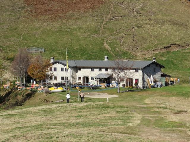 wir verlassen das kleine Plateau der Alpe Cardada und folgen rechts einem leicht abfallenden Saumpfad...