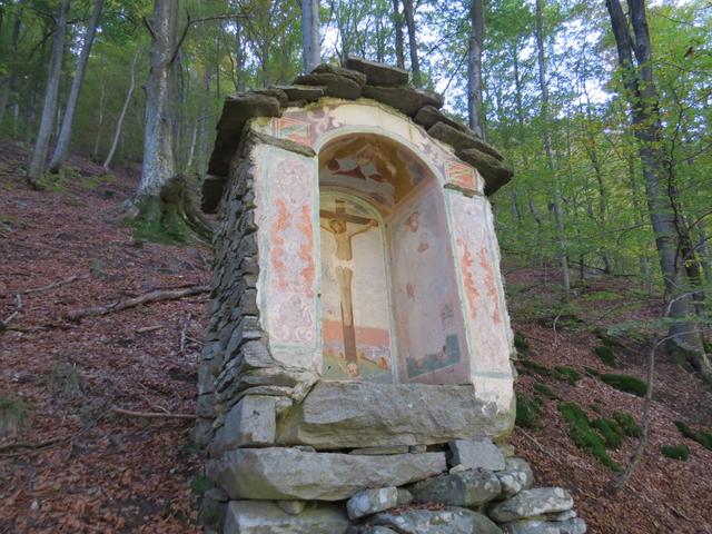 auf halbem Weg stossen wir auf einen aus Granitsteinen errichteten und mit schönen Fresken bemalten Bildstock