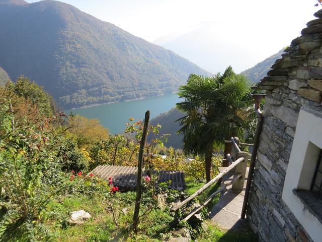 ...erreichen wir eine kleine Kapelle. Blick von der Kapelle hinunter zum Stausee