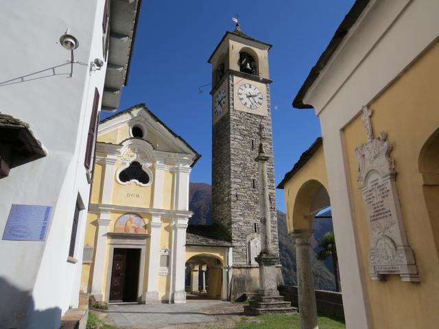wir besuchen die schöne Dorfkirche San Gottardo, mit dem freistehenden Campanile