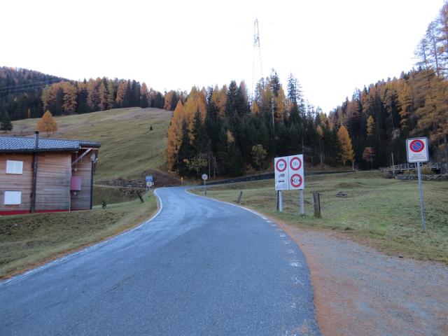 da wo die Splügenpassstrasse eine grosse Kurve macht, Punkt 1492 m.ü.M. biegen wir links ab