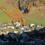 ...erlaubt immer wieder Tiefblicke auf das Dorf Splügen und das Hinterrheintal