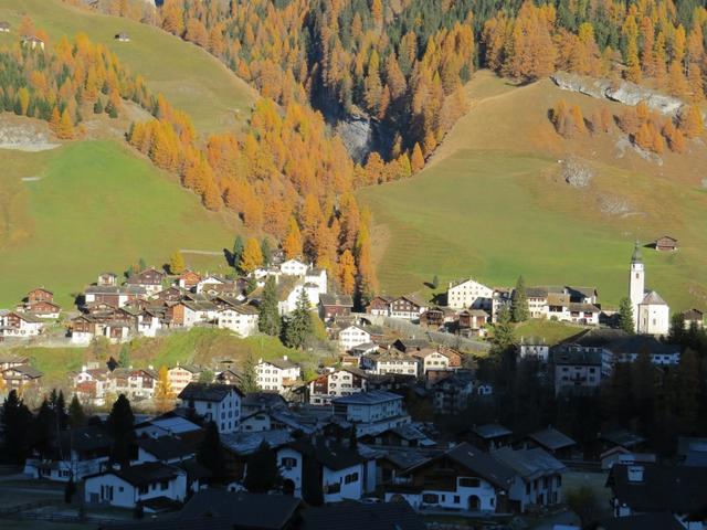 ...erlaubt immer wieder Tiefblicke auf das Dorf Splügen und das Hinterrheintal