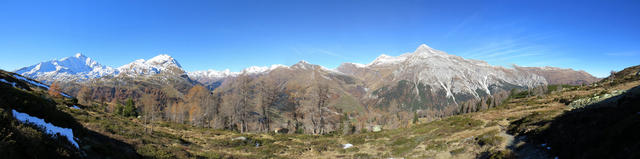 sehr schönes Breitbildfoto mit Blick zum Pizzo Tambo, Guggernüll, das Hinterrheintal und Teurihorn