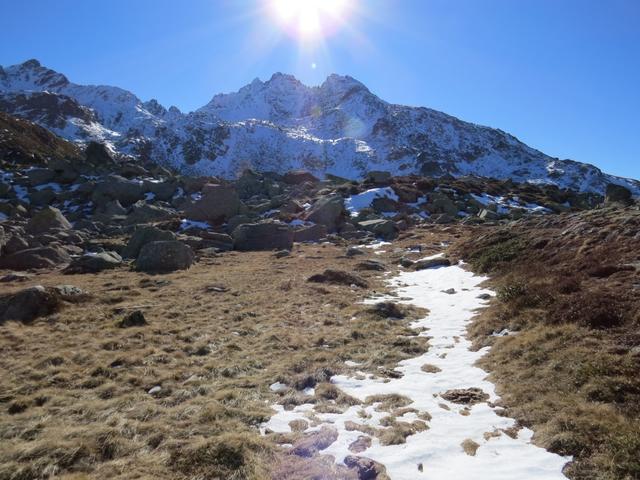 die Schwarzhörner tauchen am Horizont auf