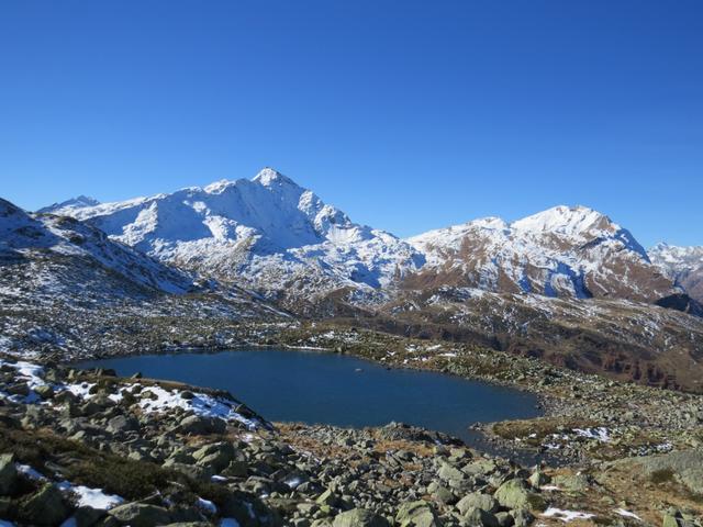 ... der Unterer Surettasee mit Pizzo Tambo und Guggernüll entdeckt