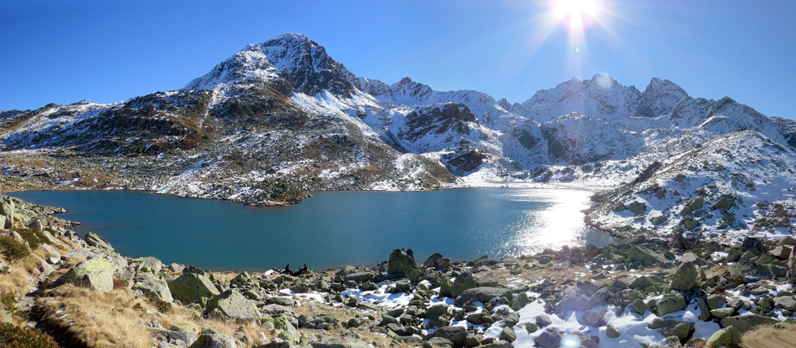 ...bis sich plötzlich der Obere Surettasee 2272 m.ü.M. von seiner schönsten Seite zeigt