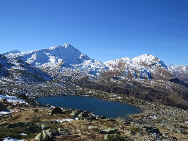 der untere Surettasee mit Pizzo Tambo und Guggernüll