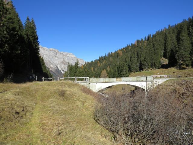 wir erreichen die Marmorbrücke 1697 m.ü.M. und zugleich wieder die Splügenpassstrasse