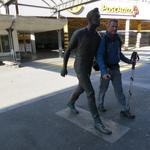 Franco mit seinem "Begleiter" beim Bahnhof von Thusis