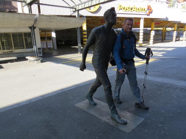 Franco mit seinem "Begleiter" beim Bahnhof von Thusis