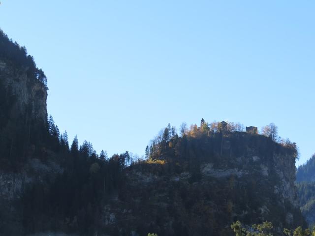 Blick hinauf zum prägnanten Felskopf des "Johannisberg" und die Burg Hohen Rätien