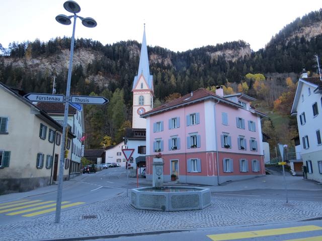im Zentrum von Sils i.D. 683 m.ü.M. angekommen, biegen wir nach der Kirche rechts ab