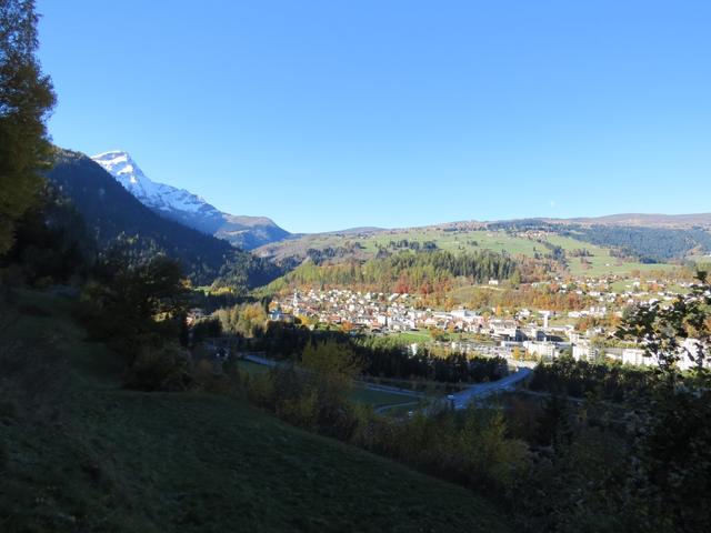 Blick auf Thusis. Links der Piz Beverin und rechts davon der Glaspass