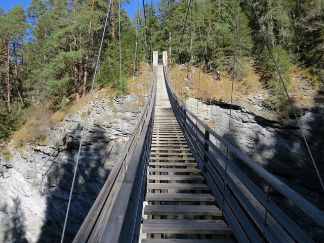 die Brücke hat eine Spannweite von 95 Metern und eine Gehweglänge...