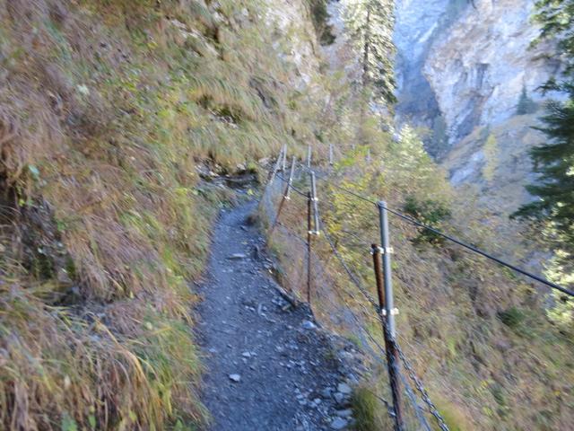 ...wir lassen die Brücke rechts liegen und laufen weiter in die Viamala Schlucht hinein