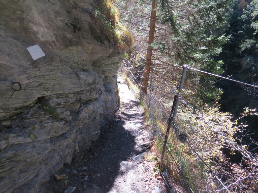 über einen schmalen Pfad und eine Geländerippe erreichen wir das Besucherzentrum der Viamala Schlucht