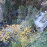 über viele Treppen führt ein Weg (kostenpflichtig) tief in die Schlucht hinunter (fakultativ)