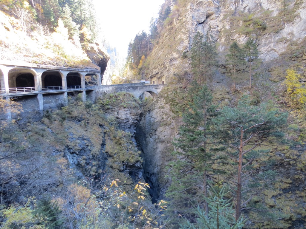 ein kurzes Stück laufen wir der alten Strasse entlang. Lange vor den Autos, kamen die Kelten und Römer hier durch