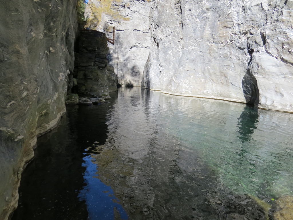 der Hinterrhein zwängt sich hier durch diese sehr enge Schlucht