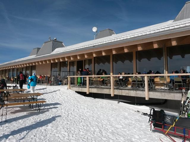 das neue, schöne und moderne Gipfelrestaurant auf dem Chäserrugg