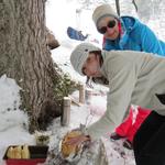 Antonella und Ursi bereiten das Apéro vor