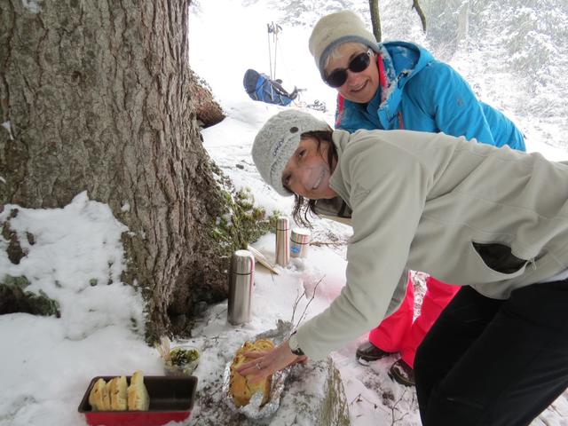 Antonella und Ursi bereiten das Apéro vor