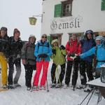 Gruppenfoto vor dem Berghaus Gemsli