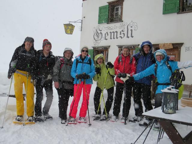 Gruppenfoto vor dem Berghaus Gemsli