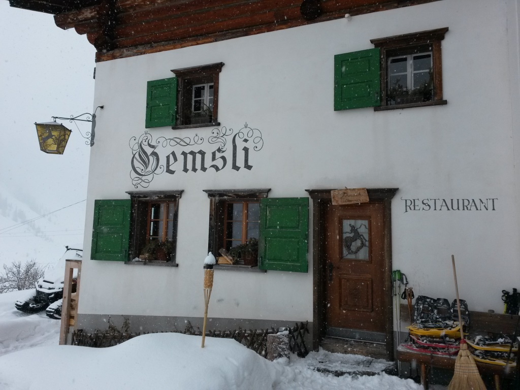 ...und gehen ins Berghaus Gemsli hinein