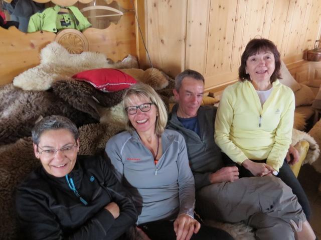 Sabina, Maus, Beat und Antonella warten auf das Essen