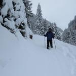 ...und laufen im Tiefschnee abwärts