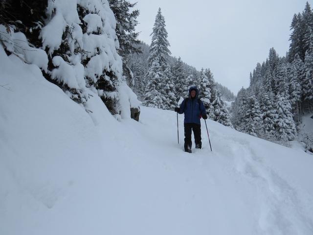 ...und laufen im Tiefschnee abwärts