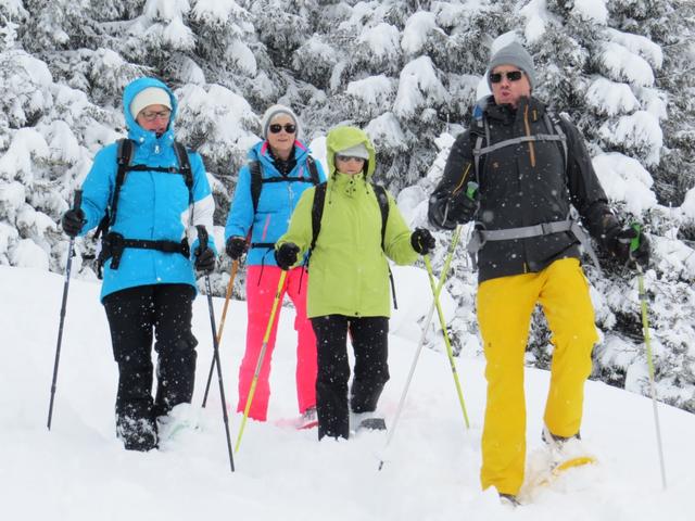 die ganze Gruppe ist von der Schneeschuhtour begeistert