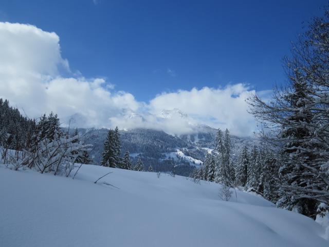 die Wolken verziehen sich, und die Sonne schaut hervor