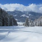 der Blick öffnet sich nach Klosters-Dorf