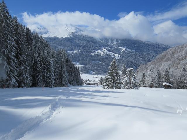 der Blick öffnet sich nach Klosters-Dorf