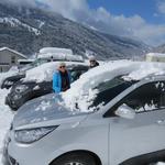 zum Schluss müssen die Fahrzeuge noch vom Neuschnee befreit werden