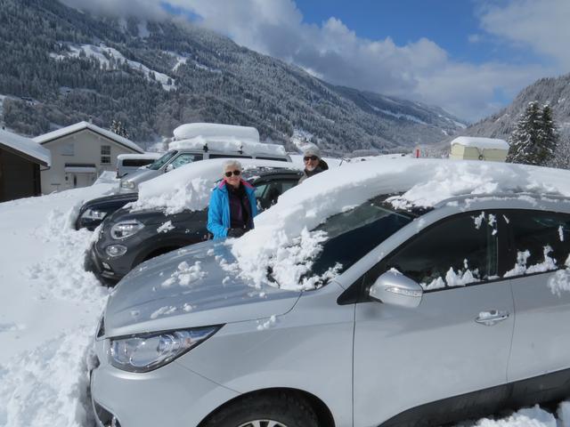 zum Schluss müssen die Fahrzeuge noch vom Neuschnee befreit werden