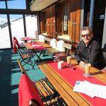 Franco geniesst auf der Terrasse vom Bergrestaurant Bussalp ein Kaffee und die Sonne