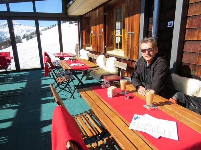 Franco geniesst auf der Terrasse vom Bergrestaurant Bussalp ein Kaffee und die Sonne