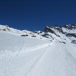 der Winterwanderweg ist zugleich die Schlittelpiste. Das heisst für uns Augen auf