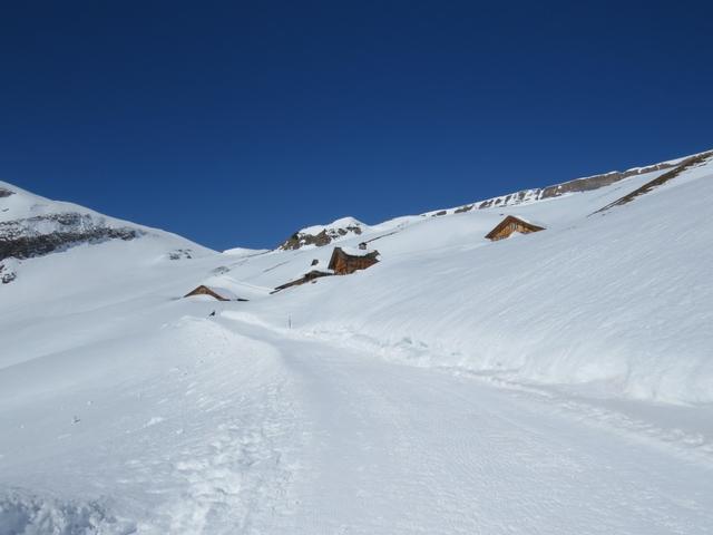 bei den eingeschneiten Alphäuser bei Oberläger 2021 m.ü.M.